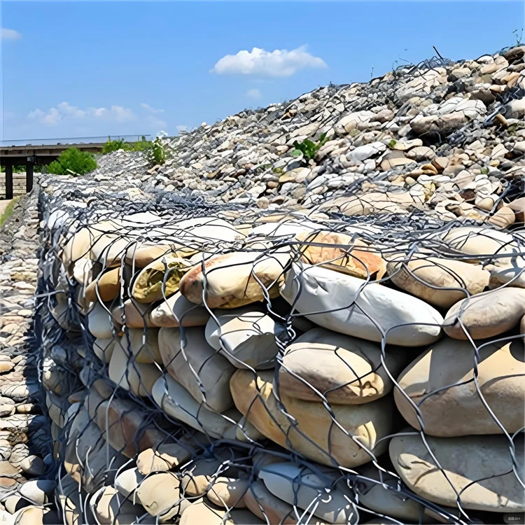 Heavy hexagonal mesh - solid protection against rolling stones on mountain slopes